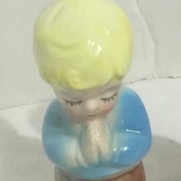 Darling vintage boy and girl praying salt and pepper shakers, used , great shape - Picture 4 of 7